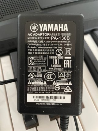 Teclado Yamaha EZ-220 con Soporte y Asiento