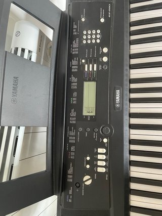 Teclado Yamaha EZ-220 con Soporte y Asiento