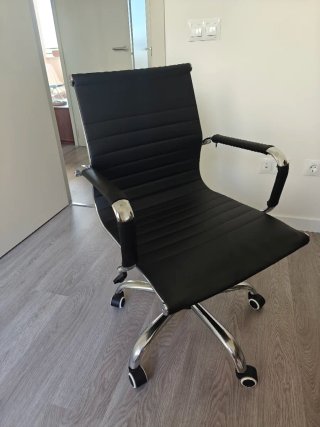 Silla de oficina Eames polipiel negra