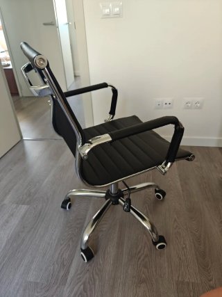 Silla de oficina Eames polipiel negra