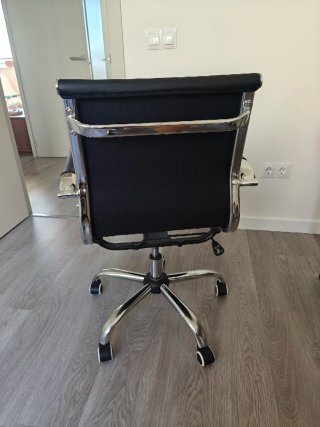 Silla de oficina Eames polipiel negra