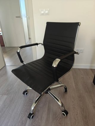 Silla de oficina Eames polipiel negra