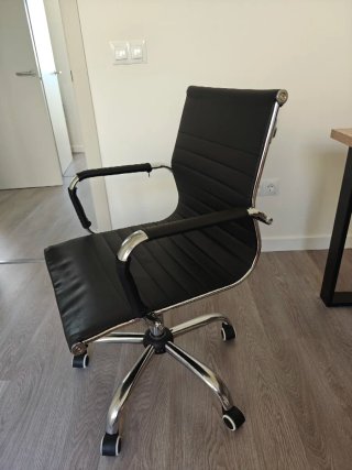 Silla de oficina Eames polipiel negra