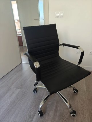 Silla de oficina Eames polipiel negra