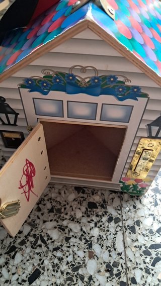 Casa de juguete con accesorios llaves y timbres