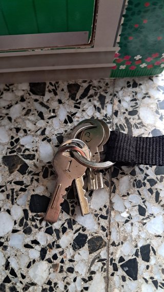 Casa de juguete con accesorios llaves y timbres