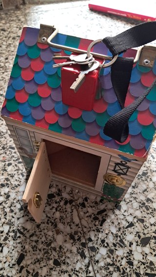 Casa de juguete con accesorios llaves y timbres