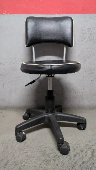 Silla pequeña con ruedas