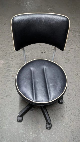 Silla pequeña con ruedas