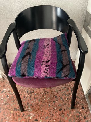 Sillón orejero tapizado y cojín
