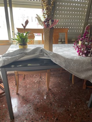 Sillón orejero tapizado y cojín