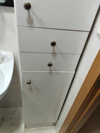 Mueble de baño blanco y madera
