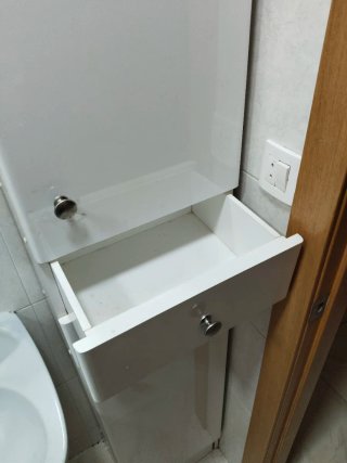 Mueble de baño blanco y madera