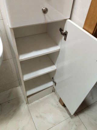 Mueble de baño blanco y madera