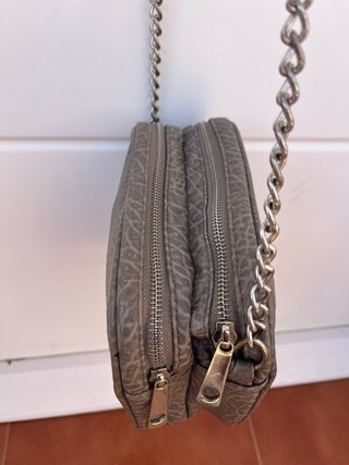 Bolso bandolera gris con cadena