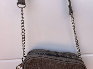Bolso bandolera gris con cadena