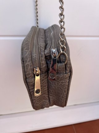 Bolso bandolera gris con cadena