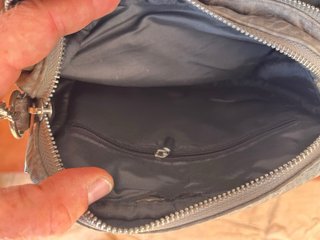 Bolso bandolera gris con cadena