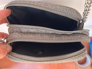 Bolso bandolera gris con cadena