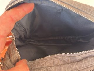 Bolso bandolera gris con cadena