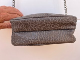 Bolso bandolera gris con cadena