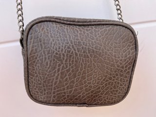 Bolso bandolera gris con cadena