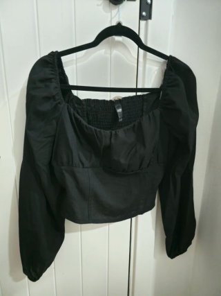 Blusa negra manga larga escote cuadrado