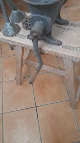Máquina antigua para moler y embutido
