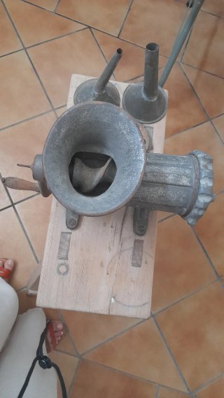 Máquina antigua para moler y embutido