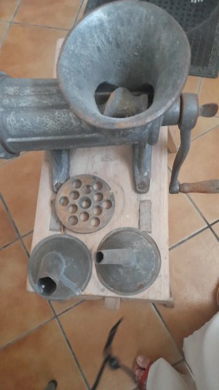 Máquina antigua para moler y embutido