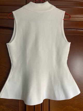 Chaleco punto peplum blanco botones dorados