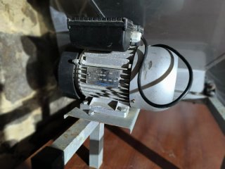 Barriles vino y estrujadora eléctrica