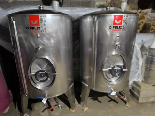 Barriles vino y estrujadora eléctrica