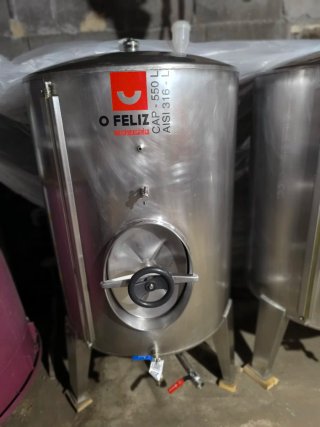 Barriles vino y estrujadora eléctrica