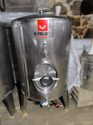 Barriles vino y estrujadora eléctrica