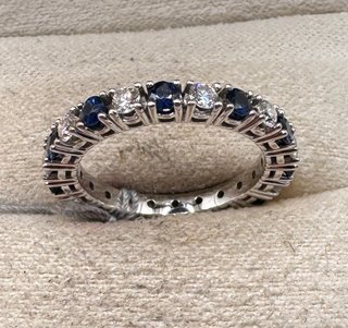 Anillo de oro de 18 kt con zafiros y diamantes