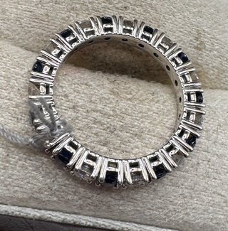Anillo de oro de 18 kt con zafiros y diamantes