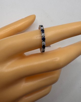 Anillo de oro de 18 kt con zafiros y diamantes
