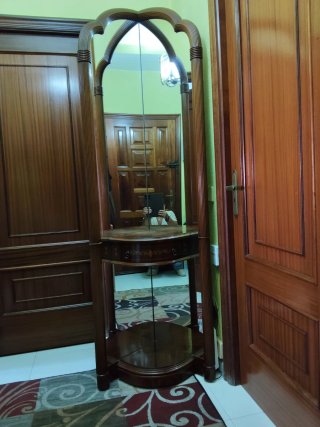 Recibidor clásico esquinero de madera con espejo