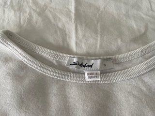 Top Crop Subdued Blanco Letras Rojas Talla S