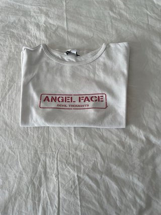 Top Crop Subdued Blanco Letras Rojas Talla S