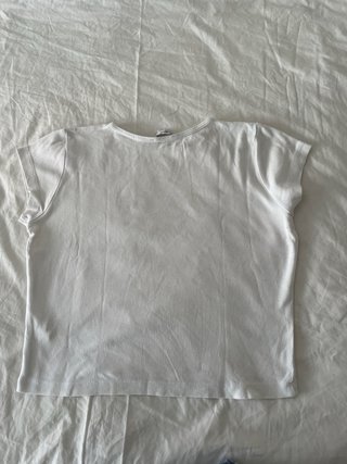 Top Crop Subdued Blanco Letras Rojas Talla S