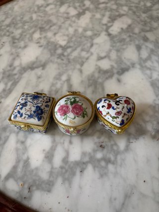 Jarrón de porcelana azul y dorado