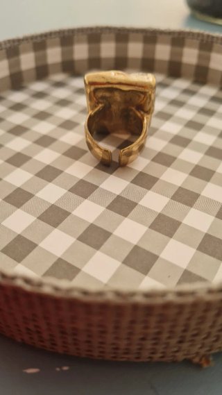 Anello con pietra grezza dorata