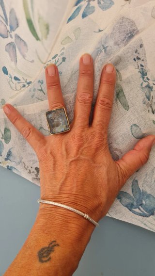 Anello con pietra grezza dorata