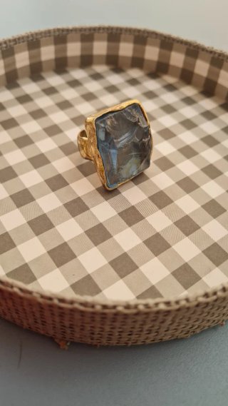 Anello con pietra grezza dorata