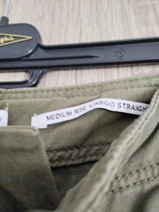 Pantalón Cargo Bershka Verde Militar