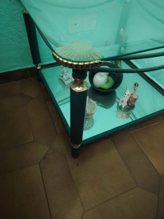 Mesa auxiliar cristal y metal dorado