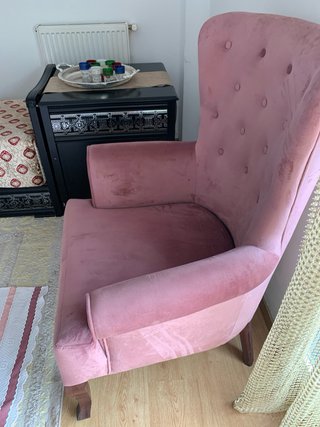 Sillón de terciopelo rosa