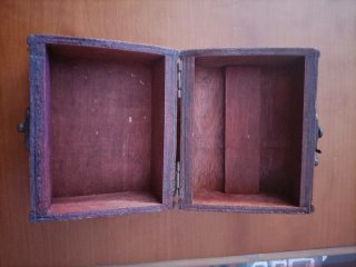 Baúl de madera con mapa